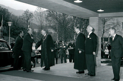 Kong Olav V og Kronprins Harald deltok på den offisielle åpningen av NHHs bygg i Breiviken 28. oktober 1963.