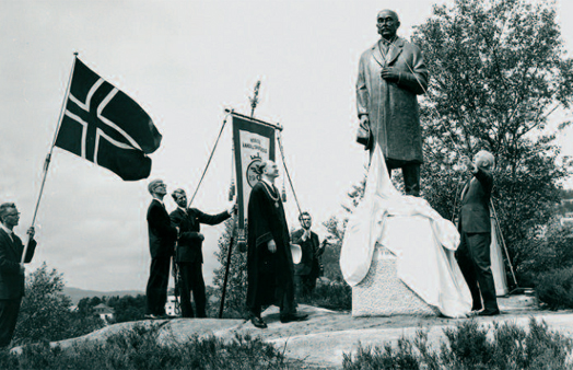 Joachim Lehmkuhl avduker statuen av sin far, Kristofer Lehmkuhl i i 1965