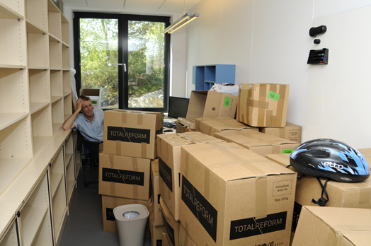 Bjørn Basberg og flyttelasset på plass i nytt kontor i nybygget. (Foto: Hallvard Lyssand)