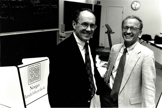 Nobellprisvinnere i økonomi i 2004, Finn E. Kydland (t.h.) og Edward C. Prescott.