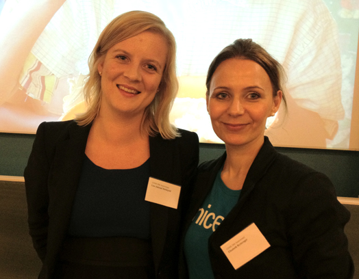 NHH CEMS Student Board-medlem Lise Jokstad Hafskjold (t.v.) og Elisabeth Rytterager frå UNICEF (Foto: Stella Gjerstad)