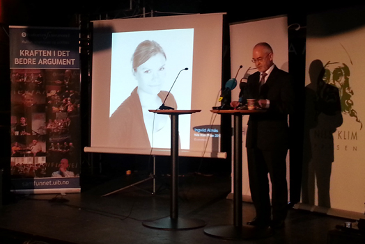 UiB-rektor Sigmund Grønmo annonserte mottakerne av Holbergprisen og Nils Krim-prisen i Bergen onsdag. (Foto: Sigrid Folkestad)
