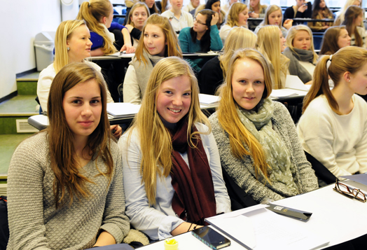 Oda Myrvåg (18), Guro Kamilla Skjaff (19) og Louise Heidal (19), Jentedaghen 2013. (Foto: Hallvard Lyssand)