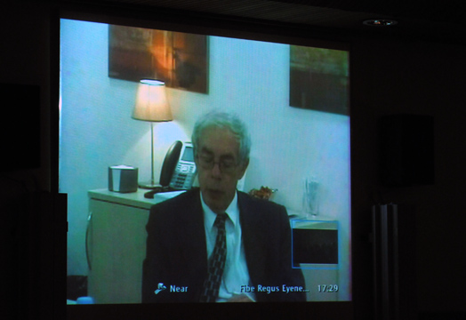 John Kay, videokonferanseforelesning, FIBE 2011 (Foto: Hallvard Lyssand)