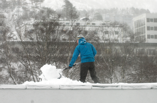 Snørydding på Aulataket (Foto: Hallvard Lyssand)